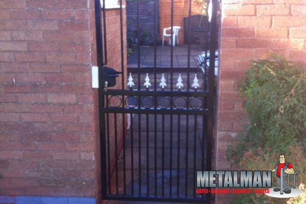 Side gate