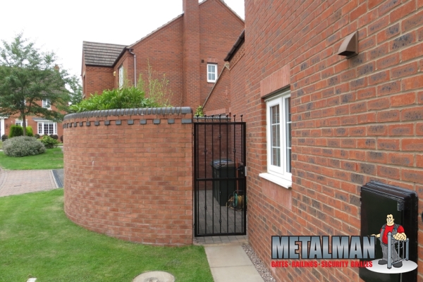 simple side gate with obscure screen fitted